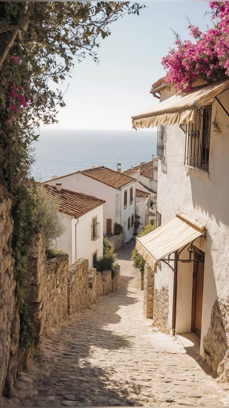 Gasse mit Bougainvillea und Blick aufs Meer